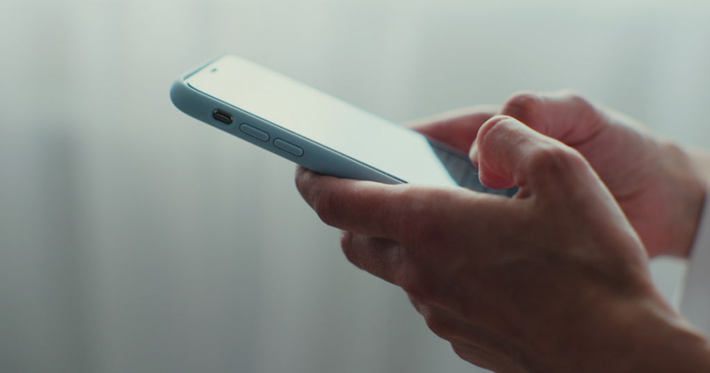 SMS or WhatsApp for patients? What a clinic should choose